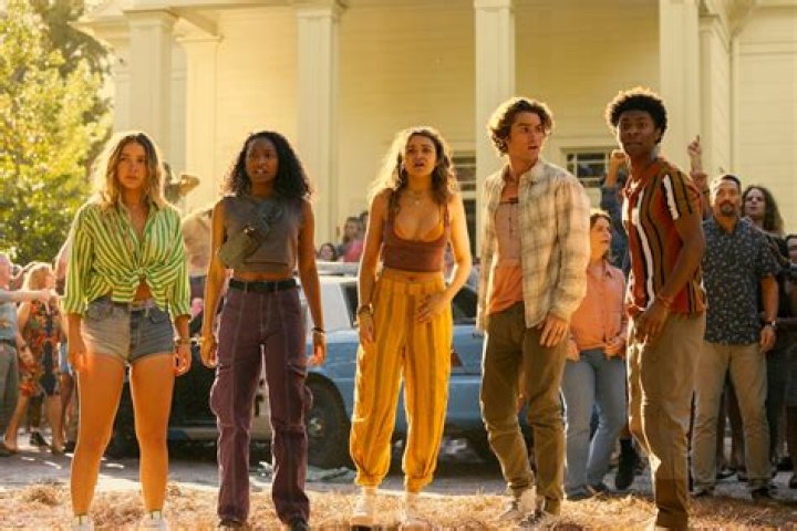 Who is the Outer Bank actor Jonathan Daviss dating? Know about his relationship status.